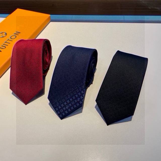 Lv Gradient letter tie, Louis Vuitton classic tie, must-have for men, super styl