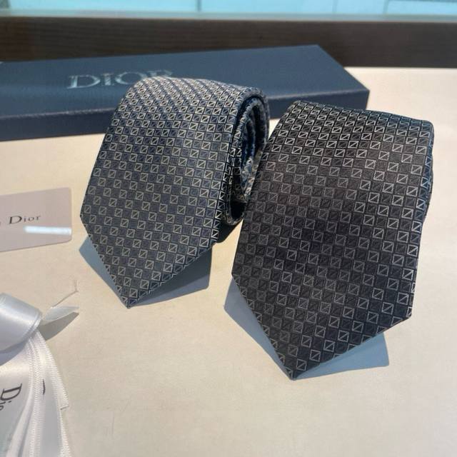 Dior's new tie Dior men's silk rattan check tie is rare and shows exquisite craf