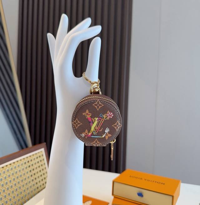 Murakami Takashi co-branded Panda Lv Bluetooth earphone bag with keychain, univ