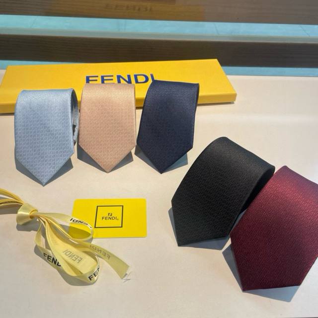 The new Fendi men's popular tie is a rare and ideal choice for exquisite crafts