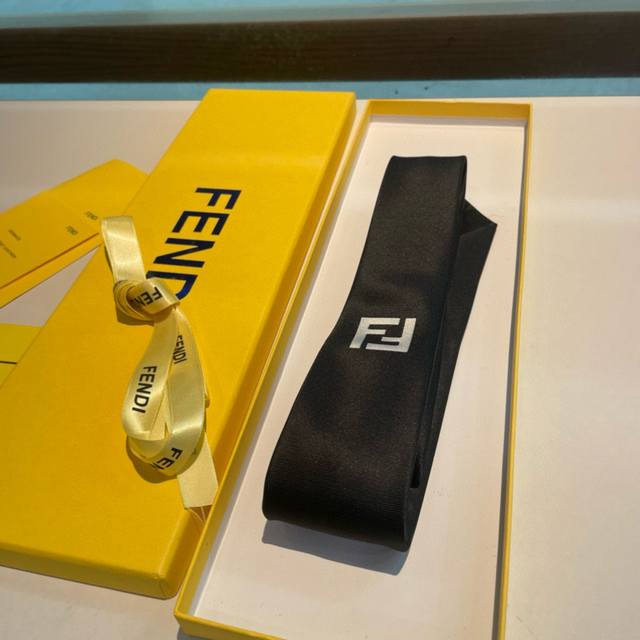 Specially packaged new Fendi men's popular tie, rare and ideal choice to show ex