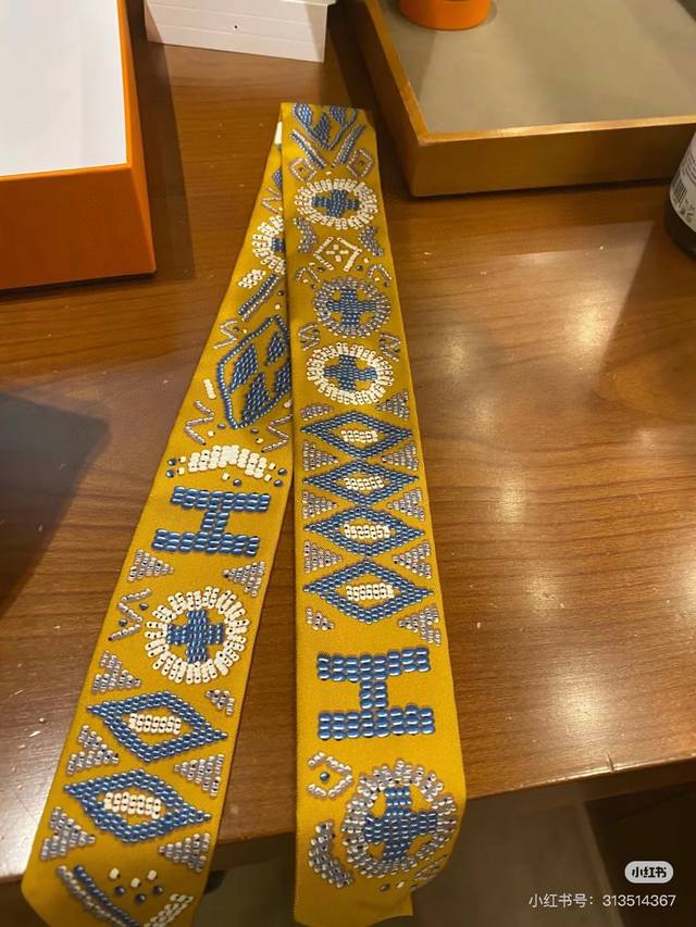 Hermes "Kelly En Perles" Twilly scarf Twilly scarf 100% silk This small silk ac