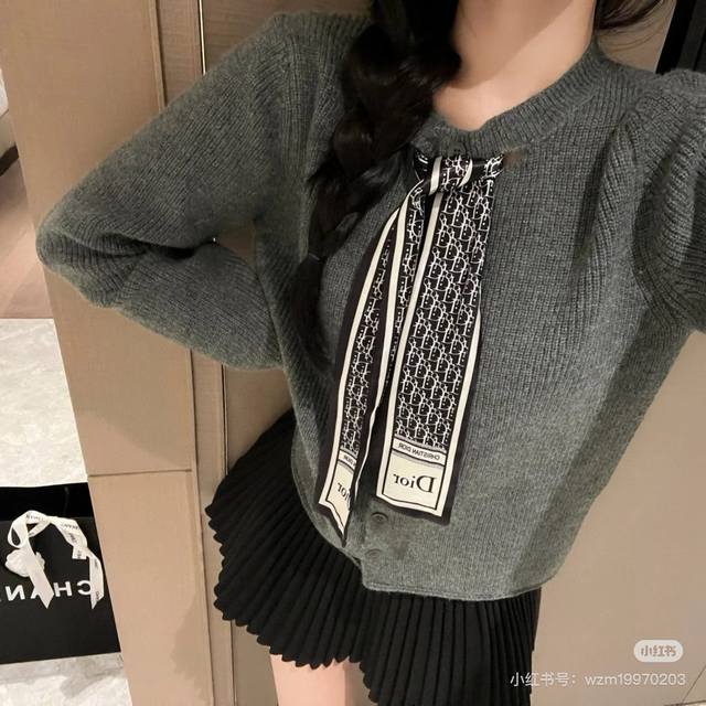 New D letter This Dior Montaigne Mitzah scarf is inspired by the address of the