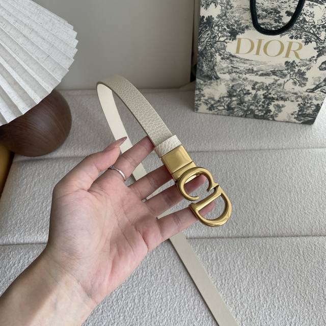 Dior's saddle belt is a classic accessory. Reinterpreted in grained cowhide leat