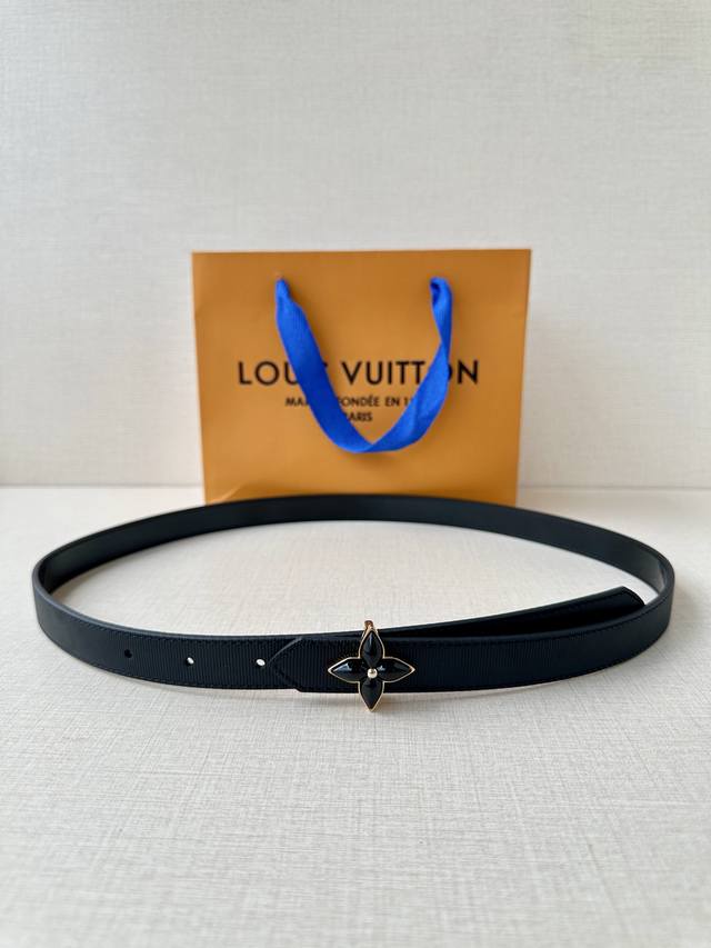 2.0 Wide Lv Iconic belt brings a modern twist to traditional elements. Slim size