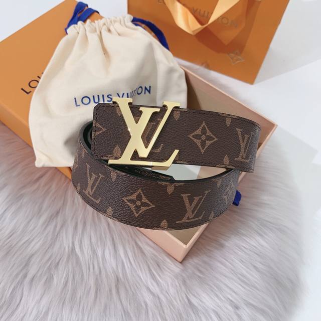 Delivery counter full gift box packaging. Lv 40 mm double-sided belt with canva