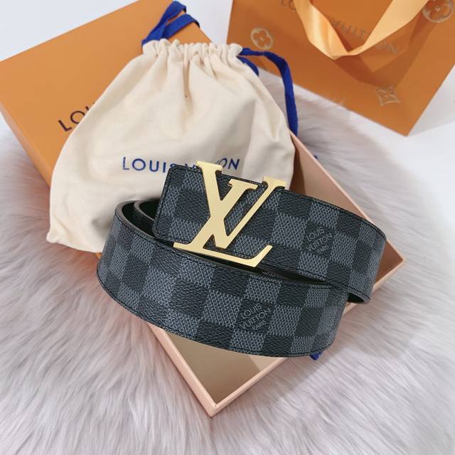 Delivery counter full gift box packaging. Lv 40 mm double-sided belt with canva