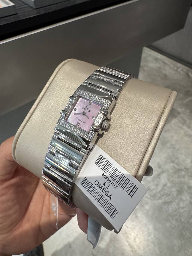 欧米茄星座复古气质担当腕表，方形表盘＋经典的 托爪 设计，让整体风格更复古气质，皮质表带的加入，又增添了一份氛围感，特别适合轻熟女们佩戴，市场上少有的独特款，外