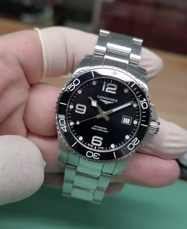 超强夜光，官网同步明星产品 专为追求卓越品质和拥有优雅态度的品味人士设计 康卡斯潜水系列。 采用全新全新进口机零故障精准走时性能稳定 表壳采用高科技材质历久弥新