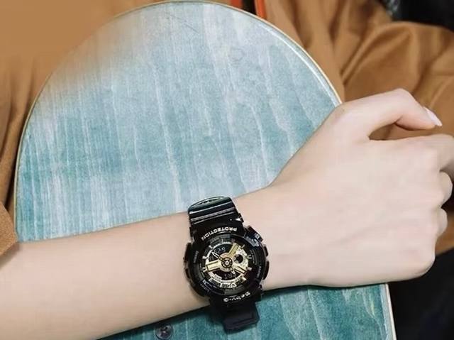 卡西欧 表盘直径大号53Mm，#G-Shock回头率爆表，那机芯绝对是进口，表带树脂的，防震度极高，三度防水而且防磁，指南针，秒表 精确到11000秒 温度计，