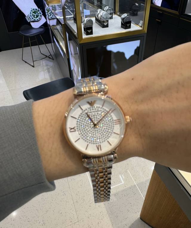 大量现货，给个就是！平台特供，配官方同步防伪码合格证。涂挂扫描方可进官方。涂挂以后则无效！爆款 满天星女士手表，表盘直径32Mm，满天星的钻采用进口水晶钻，普钻
