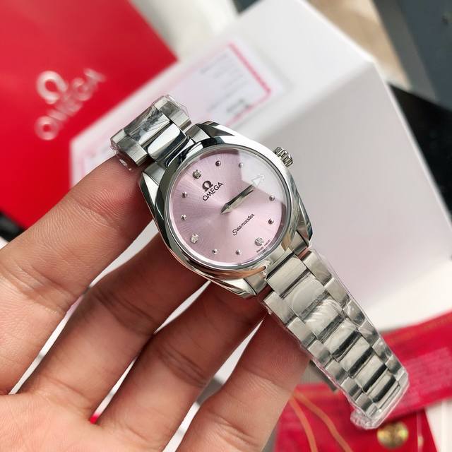 专柜爆款，独家首发！欧米茄海马系列Aqua Terra女士腕表环镶璀璨美钻，诠释精致迷人风范。这款精钢腕表采用对称设计28毫米表径，非常秀气、精美绝伦！配备有光