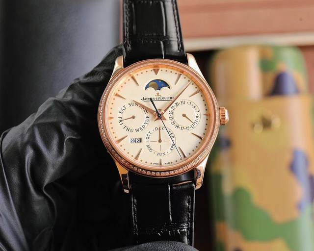 复刻界的又一历时时刻，名表三大复杂功能之一的“万年历”研发成功！V9积家大师万年历自动机械表 官方型号：白面130842J，黑面1308470，金面130 ，灰