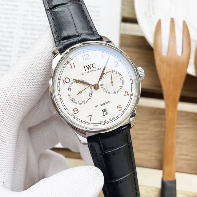白 金350万国 Iwc精品男士腕表，多功能动能设计，尊贵大气，绅士风范，卓越品质，热卖全城。采用全自动进口9015一体机机械机芯，顶级316精钢表壳表带，蓝宝