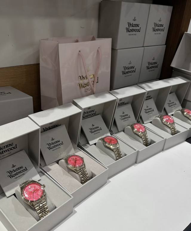 Viviennewestwood薇薇安西太后腕表，不锈钢石英女表，经典阳光射线纹饰，银色表盘带来细细质感，表盘饰罗马刻度浮雕土星标志立于12点位，外径28Mm，