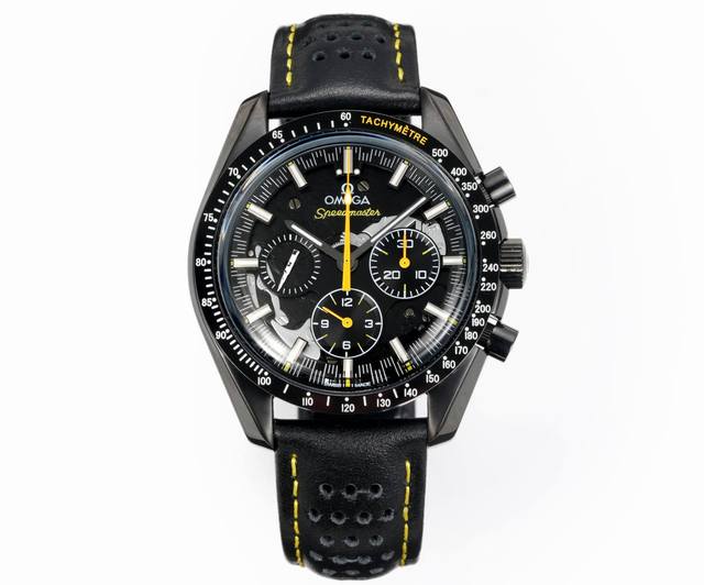 Tw欧米茄超霸月之暗面“阿波罗8号”的盘面、进行了模仿月球表面的雕刻，在装饰细节上，这次欧米茄在月之暗面使用了黄色点缀手表的计时指针，超强夜光，手动机械，直径4