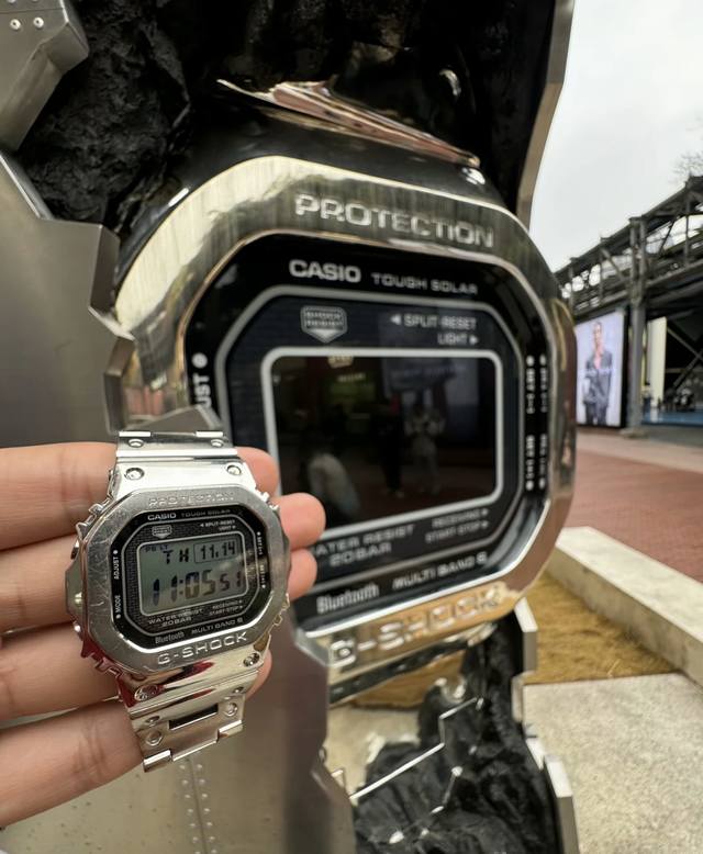 发货实拍，终于出货！小金砖，金色Gmw-B5000D-1Jfb5000 35周年方块钢带表 采用了极为用心的抛光和打磨，显得质感非常高级。经典的G-Shock壳