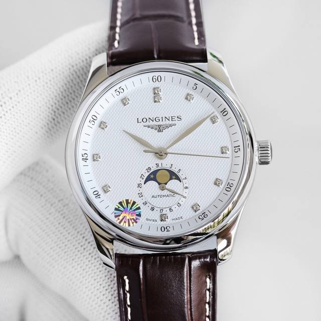 浪琴名匠系列L2.909.4.78.3月相腕表压轴登场！简约优雅尽显从容气度！ 表壳 1.腕表尺寸40X12毫米。细节一丝不苟的还原名匠系列表壳独特的优雅精髓，