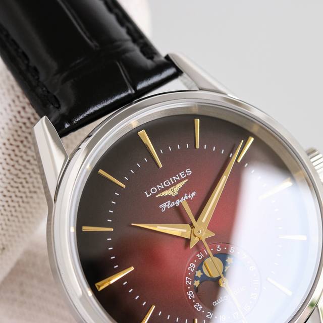 浪琴军旗日月星辰腕表，新款上市！ 表盘：采用弧形设计搭配渐变的中国红字面，也称“龙吟红”，时分针夜光涂层，无论日夜均可清晰显时，镶嵌立体时标，呈现出不一样的审美