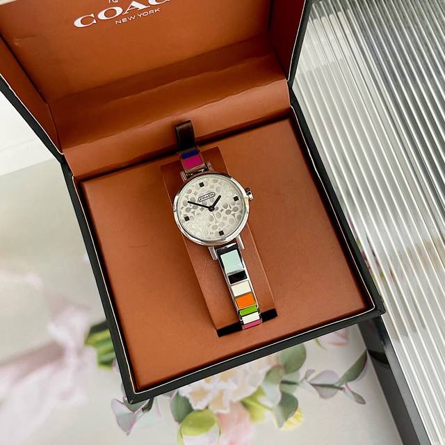 蔻驰Coach石英女表 立体表盘，七彩手镯款，尺寸：36Mm，复古简约百搭！带专柜全套包装！数量有限！清完为止