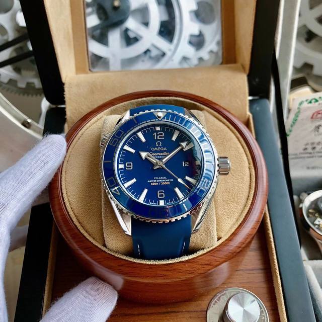 白 金490Omega 欧米茄海马系列。这款经典而硬朗的时计，延续着欧米茄辉煌的海洋传奇。欧米茄海马系列Aqua Terra 别具一格的面盘设计，令人想起一望无