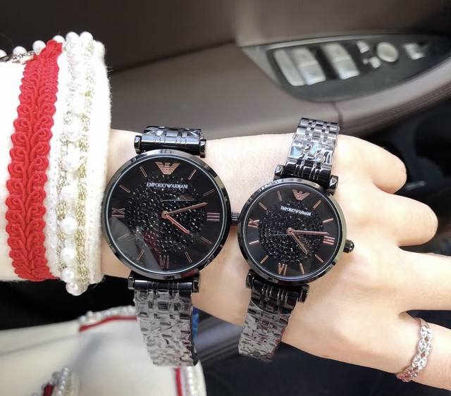 情侣系列阿玛尼满天星酷黑色，敲好看滴超国际大牌，分分钟俘获小姐姐的芳心。 手表简洁大气的表盘镶嵌无数钻石就像漫天星辰光彩闪耀，气质优雅低调不失奢华尺寸女32Mm