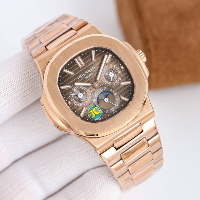 Tw新品百达翡丽57401G-001--超复杂多功能鹦鹉螺重磅登场，迄今推出的首款Nautilus复杂腕表，以超复杂的工艺技术打造休闲运动腕表。 小身板大能量：