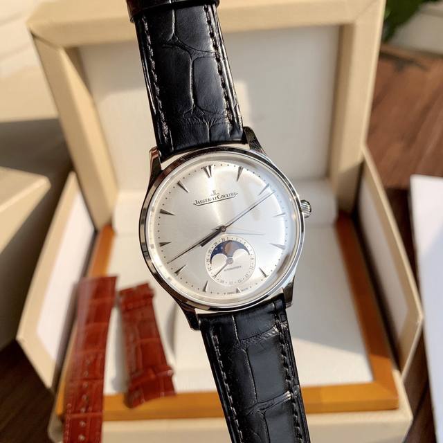 顶级版本 积家月相大师系列，修正现市面任何版本的所有不足之处。经典月相表盘，尽显浪漫情怀！简约干练的外壳打磨精细，确保打磨工艺吻合，质感同步。配鳄鱼皮送牛皮表带