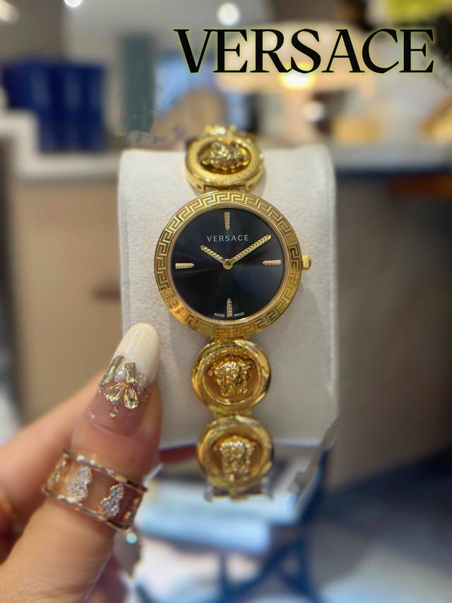 Versace 范思哲Vedw美杜莎锁图标石英女士手表 表面直径28Mm，太阳纹表盘V字个性双指针，大胆另类的时尚设计，感受Versace的张扬风范
