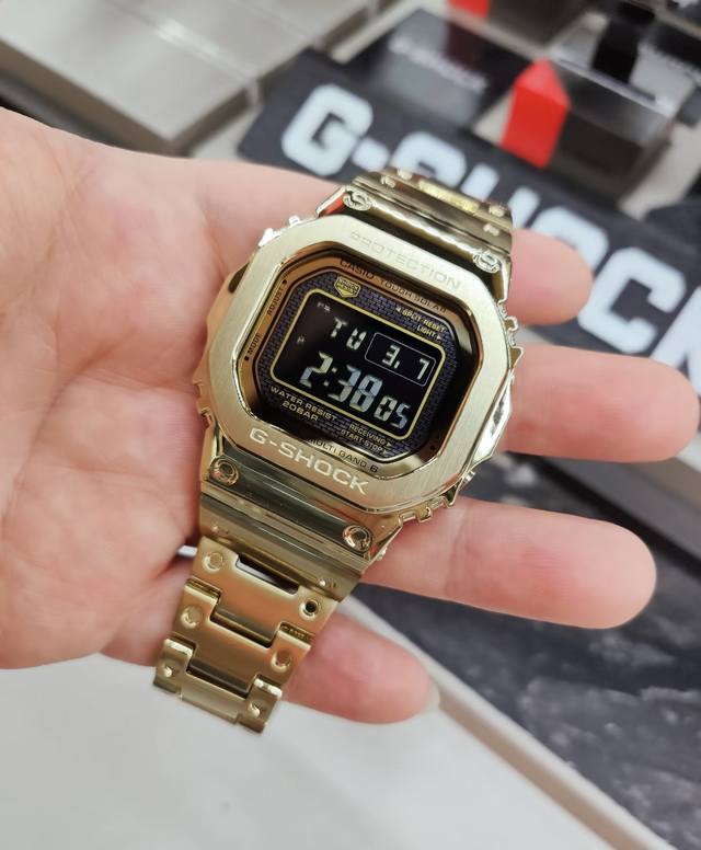 卡西欧~火爆全网的小金块 是初代产品Dw-5000C发售的35周年纪念款。以外观的进化、构造的进化、机芯的进化为理念，表壳实现了全金属化，搭载Gmw-B5000