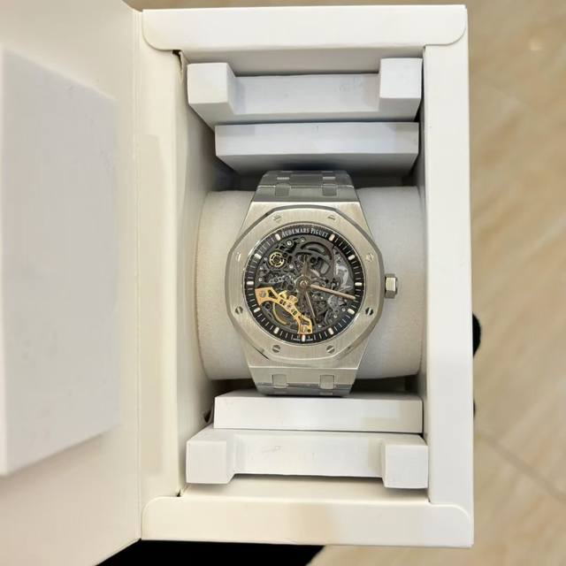 爱彼 Ap 皇家橡树离岸型15407St.Oo.1220St.01男士机械腕表 Calibre 3132一体机芯，41Mm直径，厚度9.9Mm深灰色表盘形状：圆