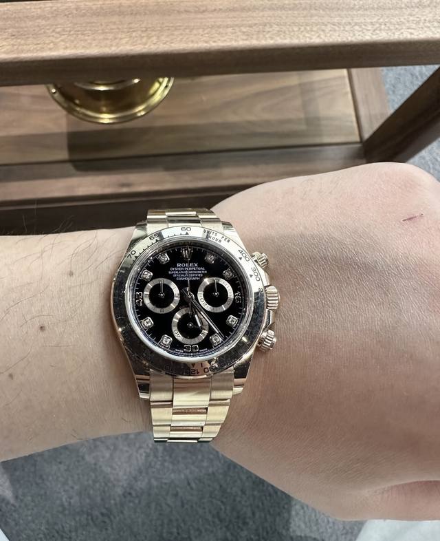 劳力士金眼睛”，稀缺是奢侈的终极语言 这款被称为“金眼睛”的迪通拿M1 8-0016，是劳力士献给时间的奢侈品。18K黄金表壳搭配黑色太阳纹表盘，仿佛银河璀璨，