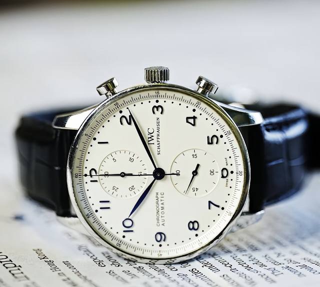 万国 Iw371446 Iwc 葡萄牙系列计时 1.设计风格： 经典大气：外观设计经典，表径为 40.9 毫米，尺寸大小适宜，表圈较窄，让表盘更显大气。整体造型