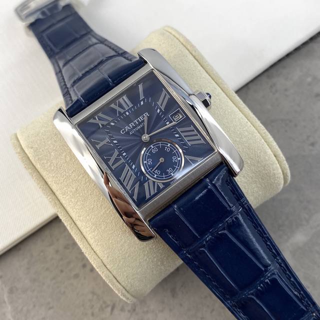 最新卡地亚款坦克Wsta0010系列年度最新款，真正“天花板级别”硬货无论材质机芯360度无死角完美，表壳直径4434厚度 8Mm，材料同步，精钢顶级打磨，弧度
