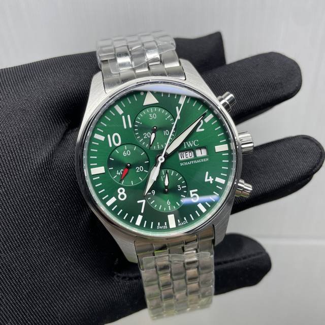 Iwc 万国飞行员系列Iw377701钢带款强势登场，精彩细节:1.原版开模 一比一复刻分段式小头粒 2.扣子对版 可伸缩 3.表带带节可快拆， 表带侧面没有螺