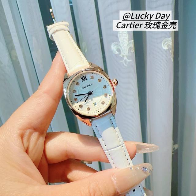 玫瑰金 钻面 罗马面 卡地亚-Cartier 女款腕表年轻而华丽，以年轻休闲设计为主打，三针石英腕表带日历，头层小牛漆皮表带. 尽显奢华腕表。尺寸: 32Mm