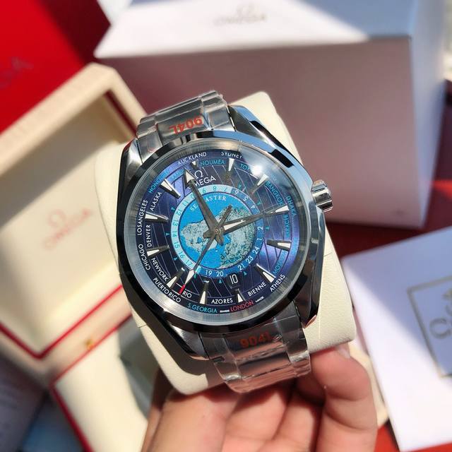 海马系列世界时款重磅来袭！ 年Seamaster海马系列新作最引人瞩目的当属这枚Aqua Terra世界时腕表。表壳直径43毫米，在表盘中央的5级钛金属板上刻画
