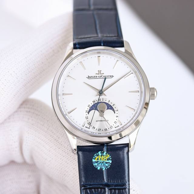 白 金 积家月相大师系列 表壳直径男款39Mm，女款34Mm厚度9.9Mm 与原装同步。六点钟的子盘拥有阳历阴历 月相 双期显示，月相一月转一圈，功能同正品一致