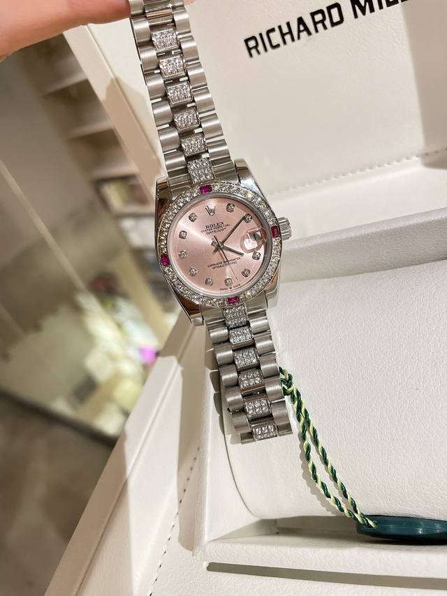 劳力士 日志 系列经典女款 实芯三珠钢带-原装压扣 小红书火爆推荐 设计显出独特高贵优雅女神气质！316精钢表壳搭配施华洛世奇水晶钻石，纯手工镶嵌而成，女性气质