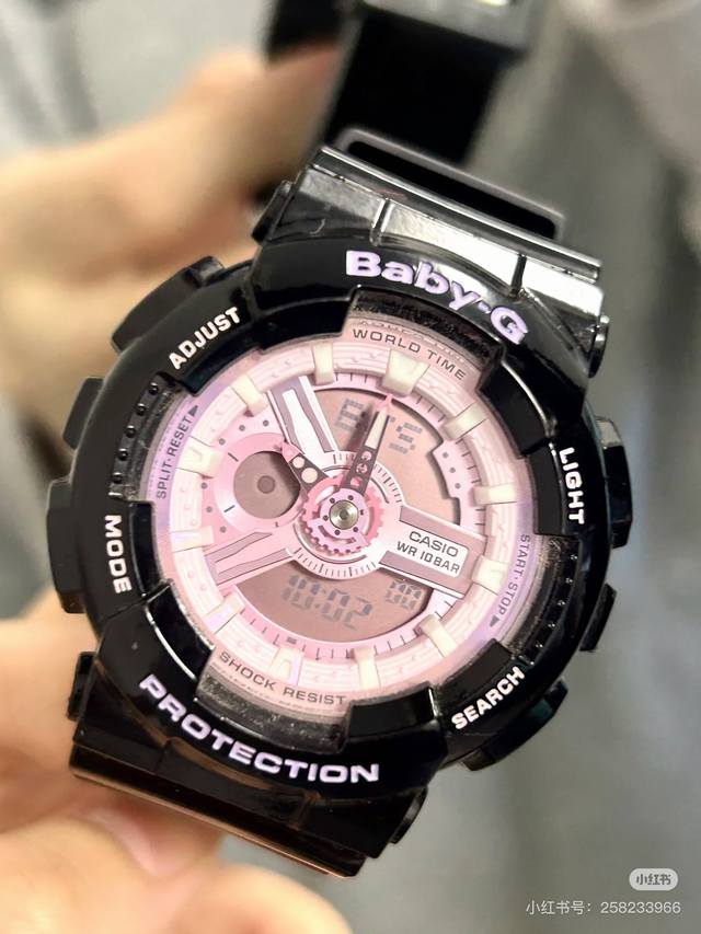 原来是卡西欧Baby-G的黑紫色，是库洛米配色，喜欢库洛米的有福啦！ 开学到了，需要一款能看时间的还会发光的机械表可以看看这款哦，黑色更耐脏，轻松搭配，也有时尚