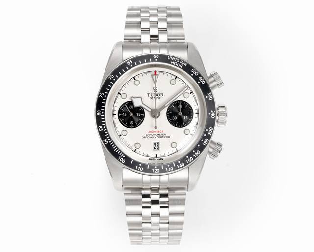 新品帝舵 Tudor Black Bay Chrono系列是一款融合潜水表传统与赛车计时功能的混合型腕表，以其复古美学与现代技术著称。以下是该系列的主要特点及型