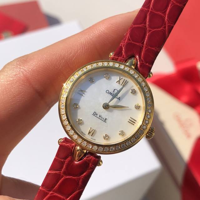 装饰绚丽华美的表盘采用白色珍珠母贝打造， 呈现性感优雅、简约美的效果。 8枚钻石小时刻度搭配罗马数字刻度， 叶形指针亦采用18K黄金制成。 这款优雅时计内部搭载