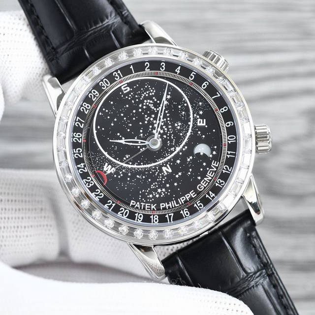 百达翡丽 Pp 星空升级修正版V5正式推出，本版已修正与官方一致的 顺时针 日历方向，X 增加炫酷的夜光功能，表扣增加镶钻版本，以及免工具拆装皮带，认准Bw出品