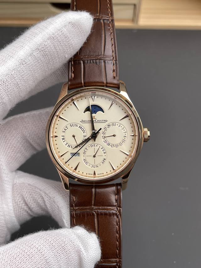 漫威奇异博士同款腕表，整体设计正如奇异博士般富有神秘色彩。积家将Master Ultra Thin超薄大师系列设计为更加符合现代审美的经典正装表，充分利用大工坊