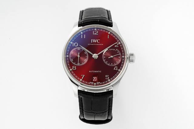 Zf 葡萄牙系列7天动能机械腕表 型号Iw500713。葡萄牙系列诞生于20世纪30年代，设计堪称典范，不仅尺寸醒目，更饰有简约的阿拉伯数字时标，纤细的柳叶形指