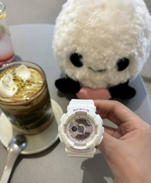 收到我心爱的卡西欧Baby-Gx Goodbai联名手表啦 ～ 和甜酷少年风穿搭绝配！ 真的很难逃过软乎乎的可爱萌物！ 超可爱的Goodee小毛球玩偶，快来Ge