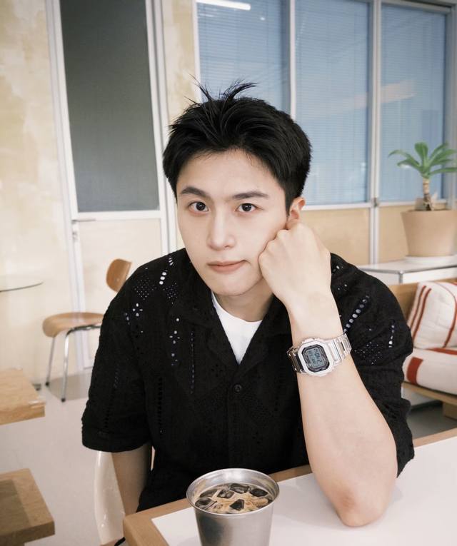 发货实拍，终于出货！卡西欧小金砖，金色Gmw-B5000D-1Jfb5000 35周年方块钢带表 采用了极为用心的抛光和打磨，显得质感非常高级。经典的G-Sho