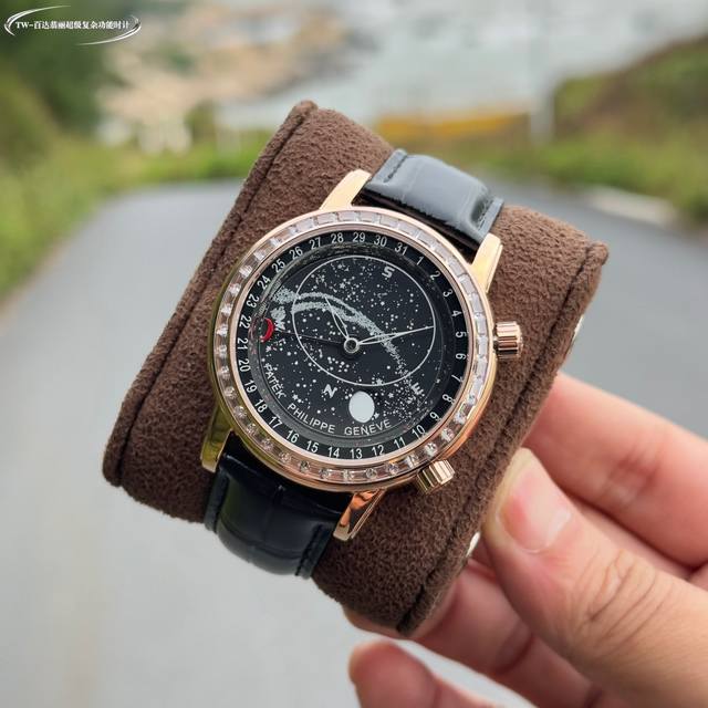 Tw出品，百达翡丽超级复杂功能时计系列：星空 超级夜光 真星空轨道表盘，星象图表盘由三块不同的圆盘共同组成，两块圆盘分别显示星空背景和月相，另有一块透明水晶圆盘