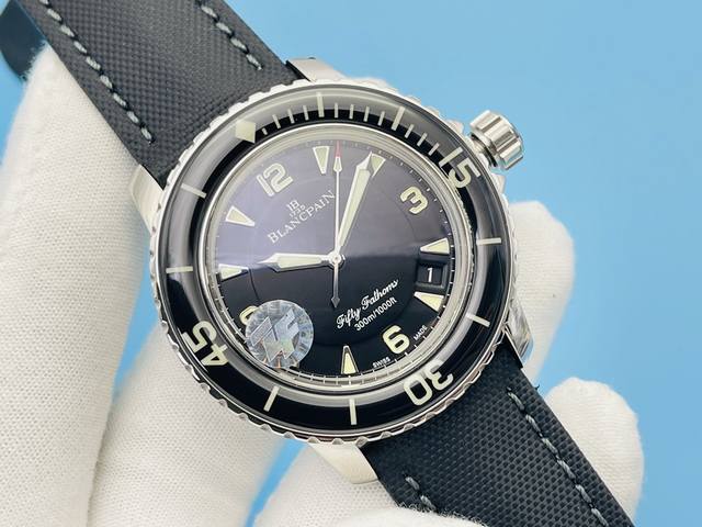 Zf Factory典藏精品 雄浑宽厚，大家风范 宝珀超级夜光，宽厚的表壳设计，优雅的蓝宝石表圈，成就潜水鼻祖！是一款难得的腕表！ 1 技术难点 采用蓝宝石打造