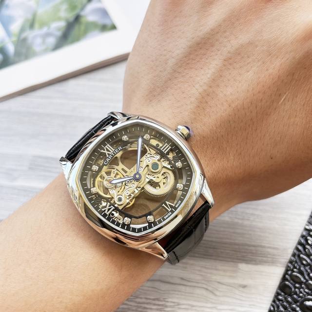 八角壳系列 精致百搭 最新 ：卡地亚最新设计大飞轮精品 类型 ：精品男士腕表 表带 ：真牛皮表带 机芯 ：高端全自动机械机芯 镜面 ：矿物质强化玻璃 更高清 品